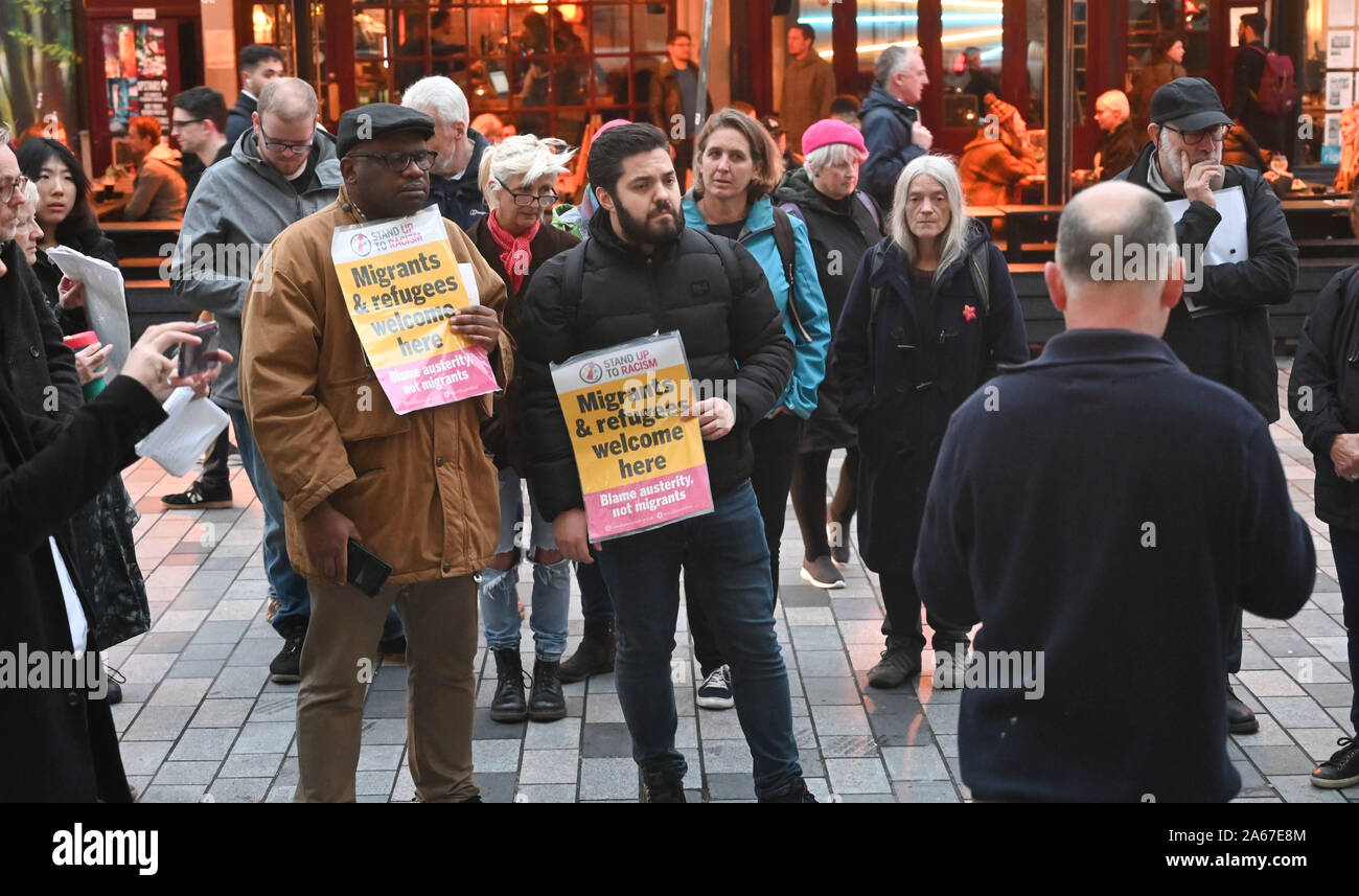 Brighton Regno Unito 24 ottobre 2019 - Una veglia per ricordare le 39 persone che hanno perso la vita in un camion contenitore è tenuto in Brighton questa sera . I corpi del popolo, che si ritiene essere il cinese e i cittadini vietnamiti, sono stati trovati in Essex in un contenitore del camion ieri mattina. Gli attivisti sono tenendo una veglia sui gradini della Brighton chiesa unitaria per ricordare i morti. . Credito : Simon Dack / Alamy Live News Foto Stock