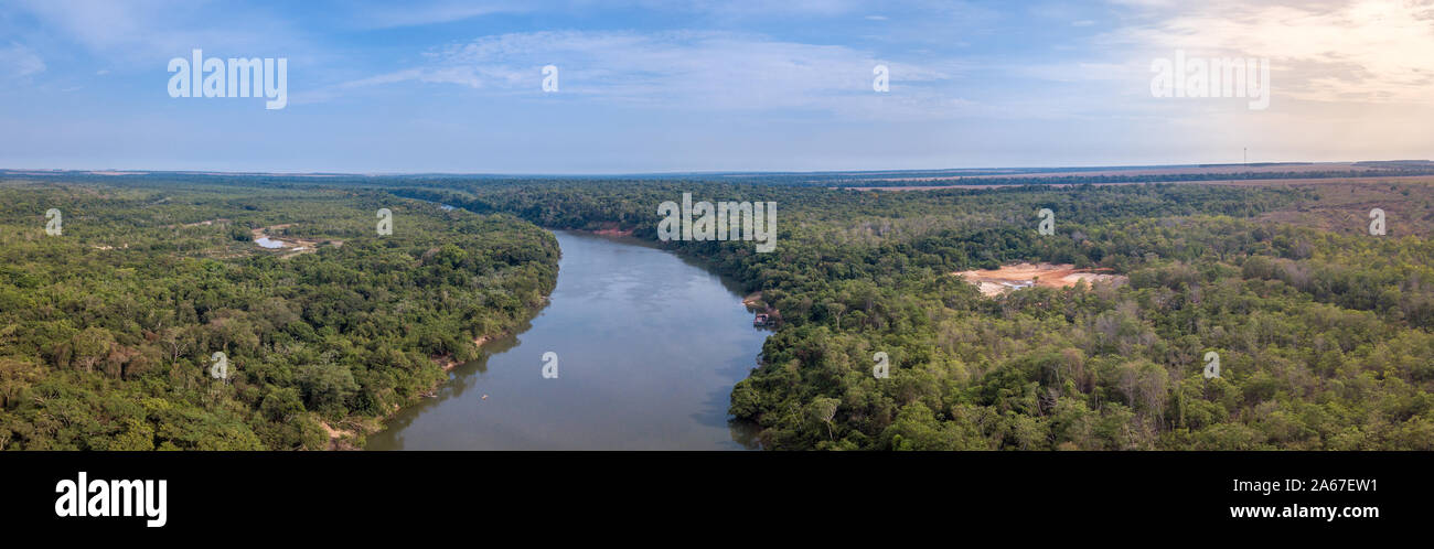 Bellissima vista panoramica aerea vista drone di Rio Teles Pires e la foresta pluviale amazzonica sulla soleggiata giornata estiva con cielo blu nei pressi di Sinop city, Mato Grosso, Brasile. Foto Stock