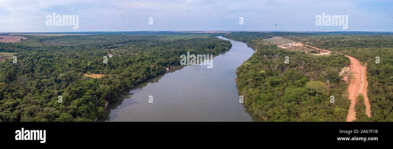 Bellissima vista panoramica aerea vista drone di Rio Teles Pires e la foresta pluviale amazzonica sulla soleggiata giornata estiva con cielo blu nei pressi di Sinop city, Mato Grosso, Brasile. Foto Stock