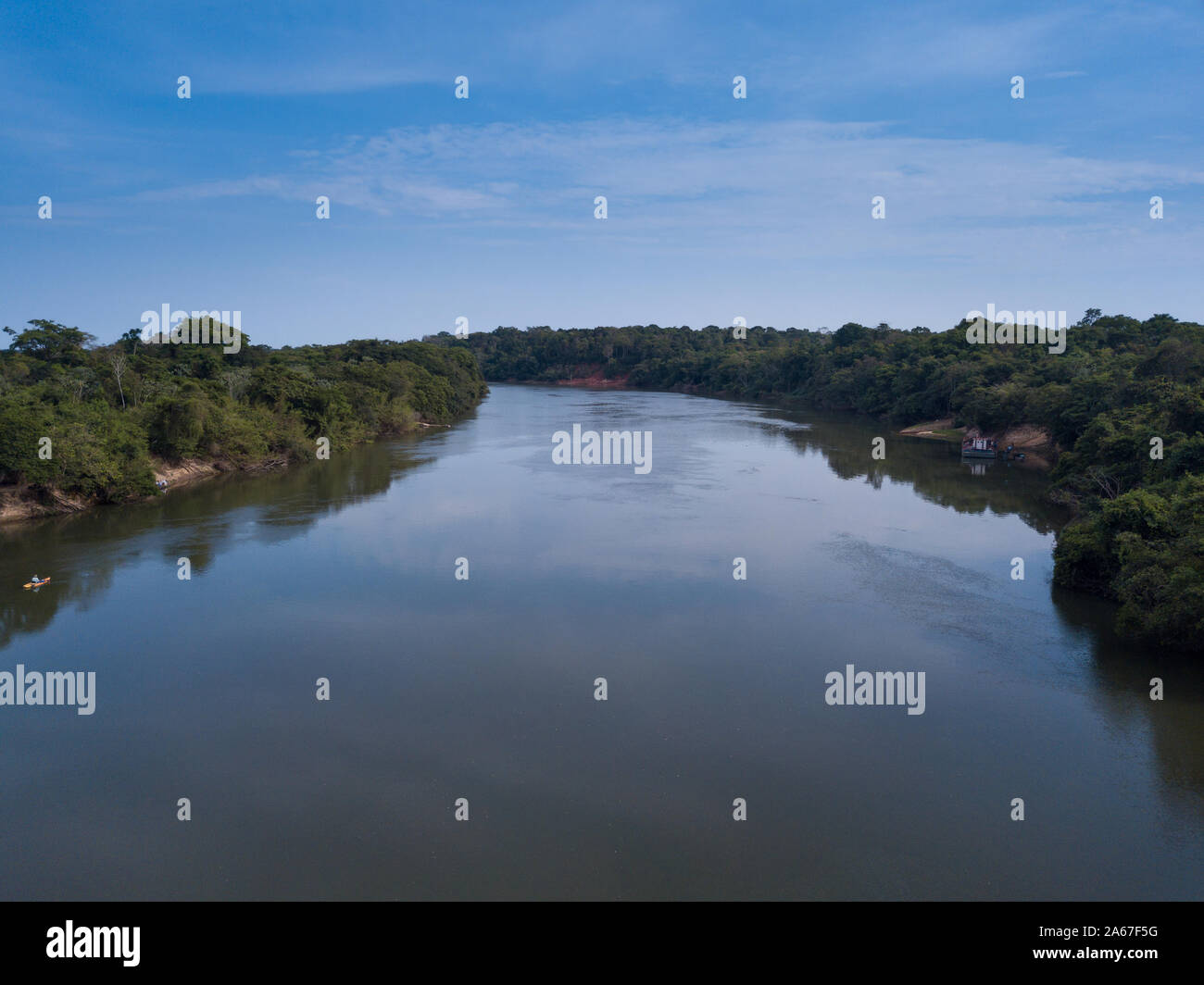 Antenna di bella vista drone di Rio Teles Pires e la foresta pluviale amazzonica sulla soleggiata giornata estiva con cielo blu nei pressi di Sinop city, Mato Grosso, Brasile. Concetto o Foto Stock