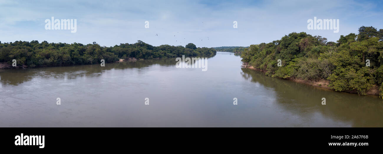 Bellissima vista panoramica aerea vista drone di Rio Teles Pires e la foresta pluviale amazzonica sulla soleggiata giornata estiva con cielo blu nei pressi di Sinop city, Mato Grosso, Brasile. Foto Stock