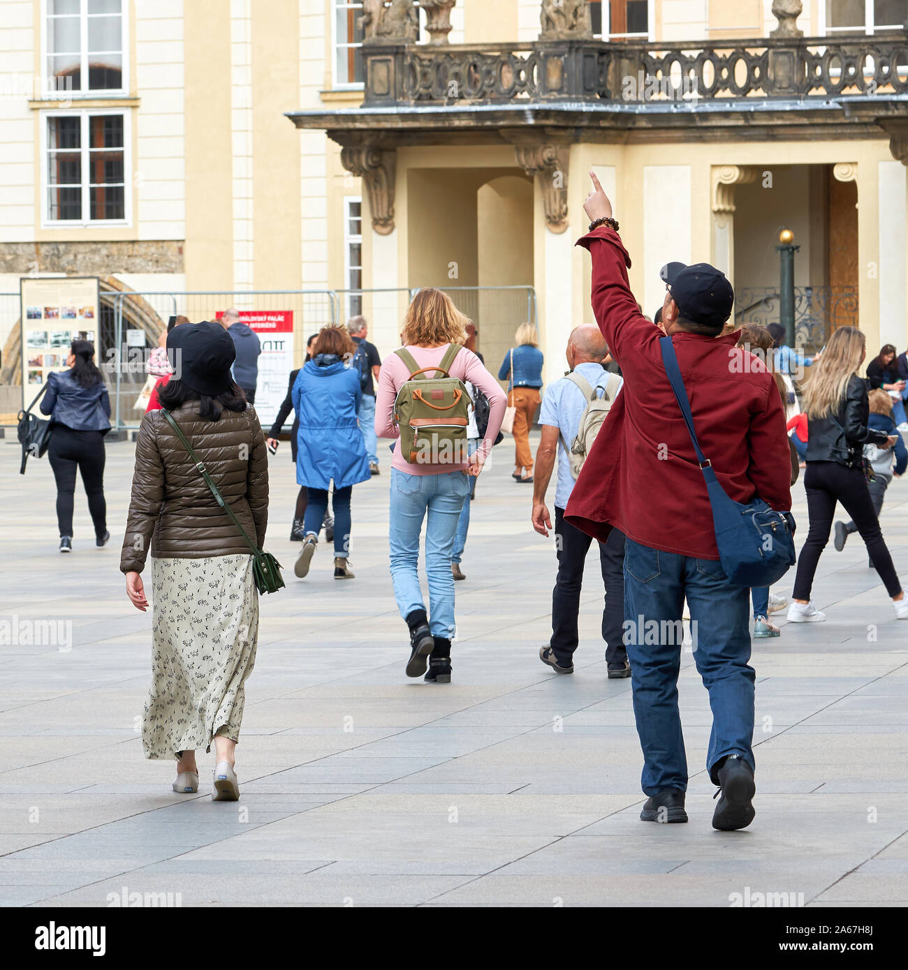 I turisti provenienti da tutto il mondo durante la visita del Castello di Praga Foto Stock