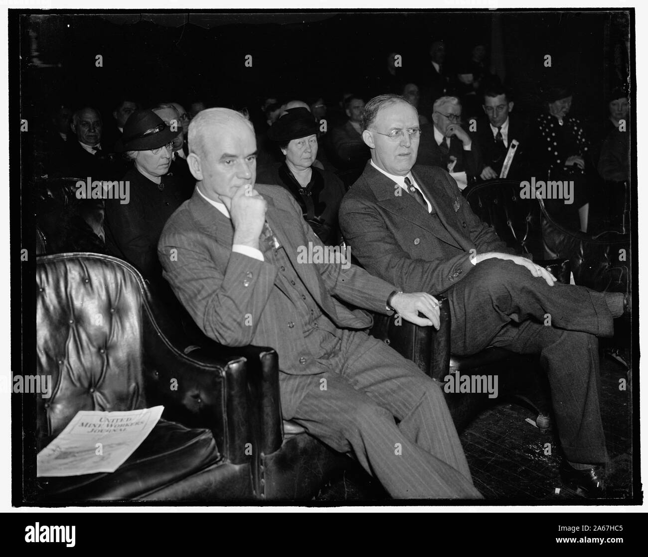 Moglie di CIO testa assiste i miei LAVORATORI Convenzione. Washington, 25 genn. La sig.ra L. di John Lewis, moglie del CIO di testa e presidente di minatori uniti, ascolta attentamente come suo marito offre il discorso di apertura AL XXXV CONVEGNO ANNUALE DELLA UMWA oggi. Lewis ha dichiarato che il lavoro sarà lotta salariali e riduzioni di prezzo durante il business attuale declino. Philip Murray (sinistra), presidente del comitato organizzatore del CIO e John T. Jones, presidente della Maryland-District di Columbia Consiglio industriali sono mostrate in fotografia con la sig.ra Lewis, 1/25/38 Foto Stock