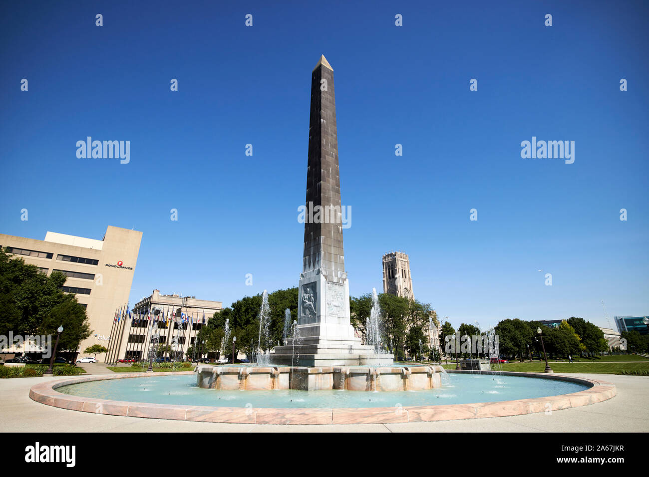 Veterans Memorial plaza obelisco e fontana Indiana Indianapolis USA Foto Stock