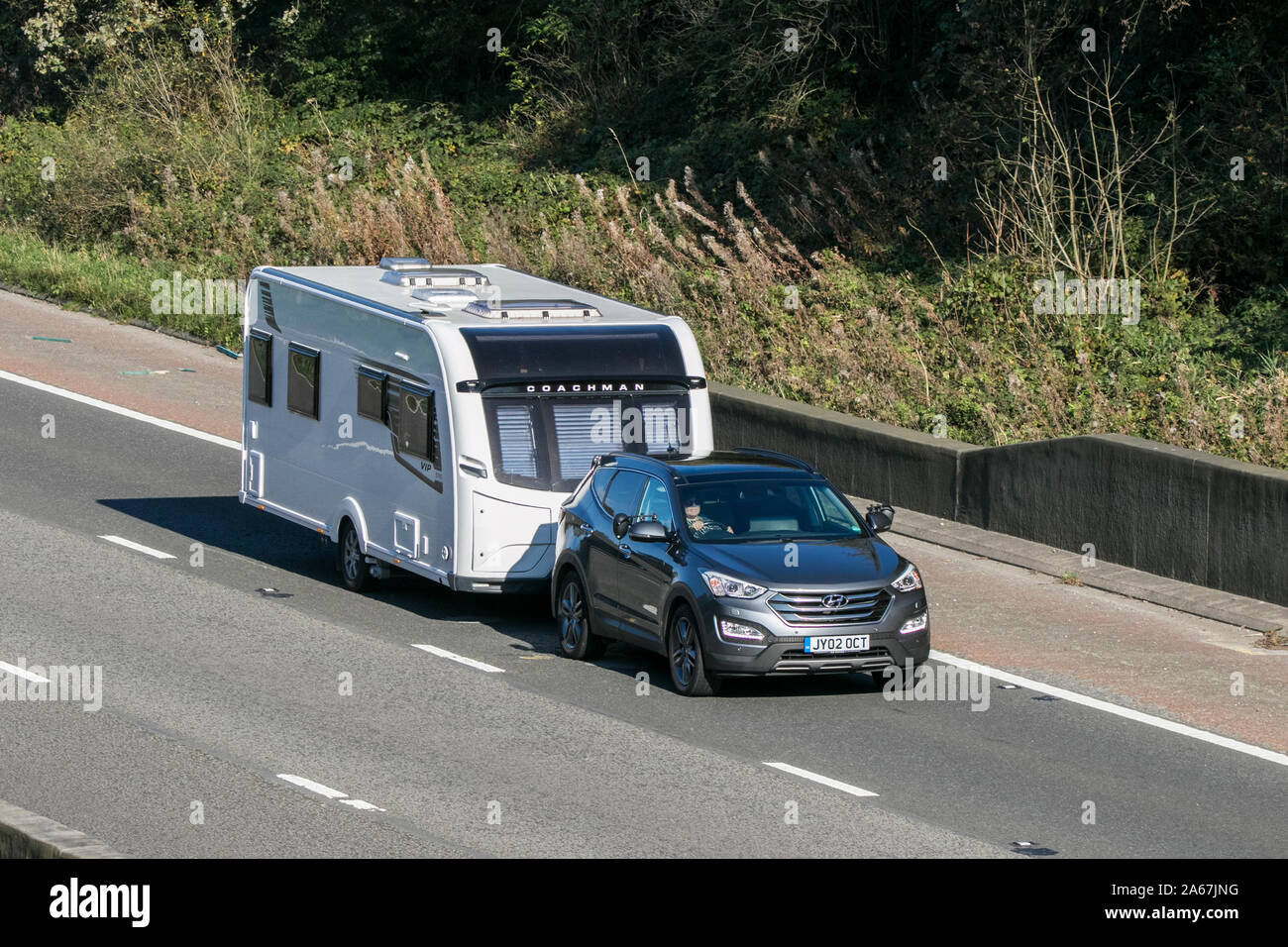 Un Hyundai Santa Fe Premium Se Picanto 1.1 CRDI Auto Viaggiare sulla autostrada M6 vicino a Preston nel Lancashire, Regno Unito Foto Stock