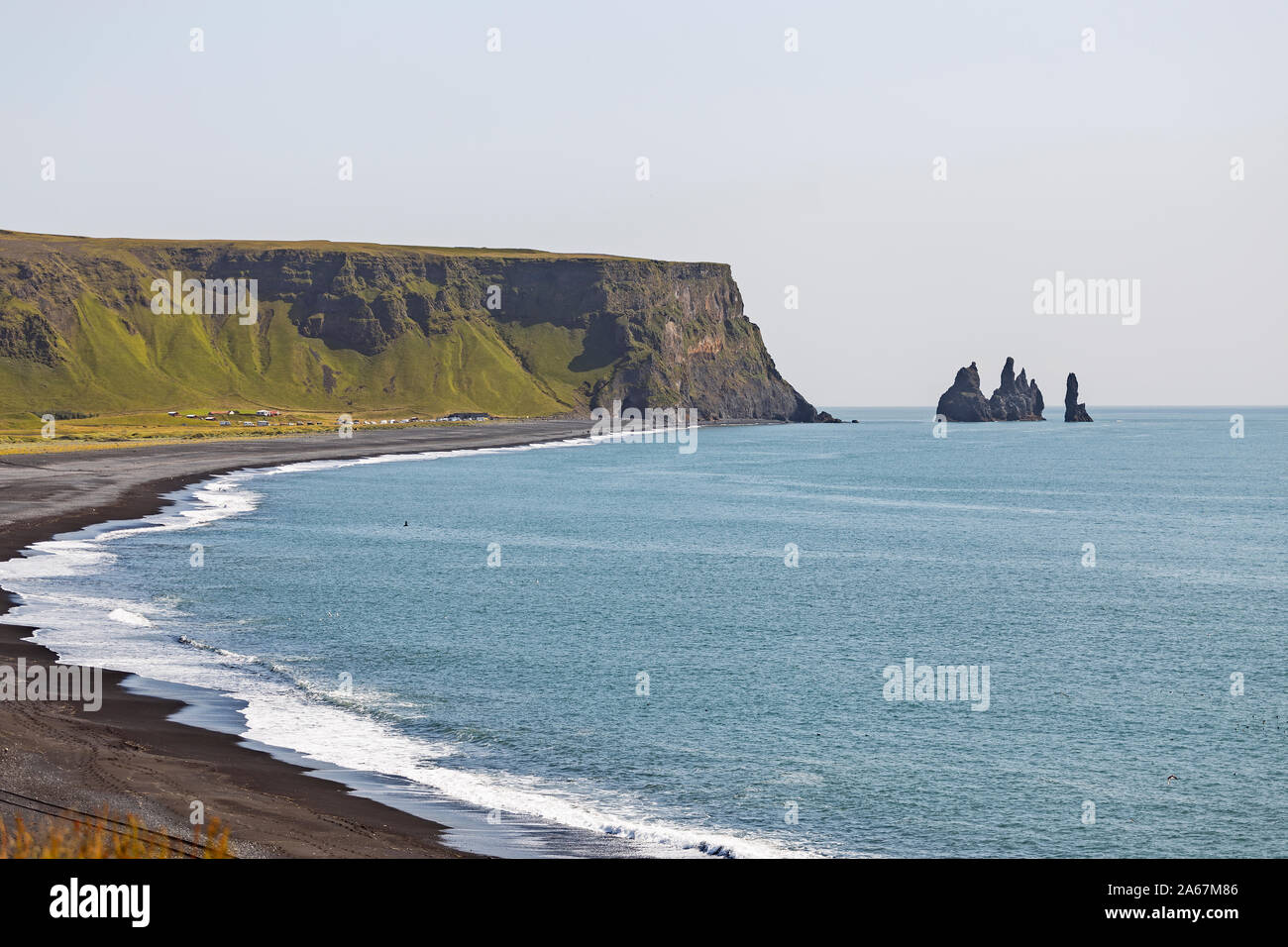 Reynisdrangar sea-pile a Kirkjufjara beach in Islanda Foto Stock