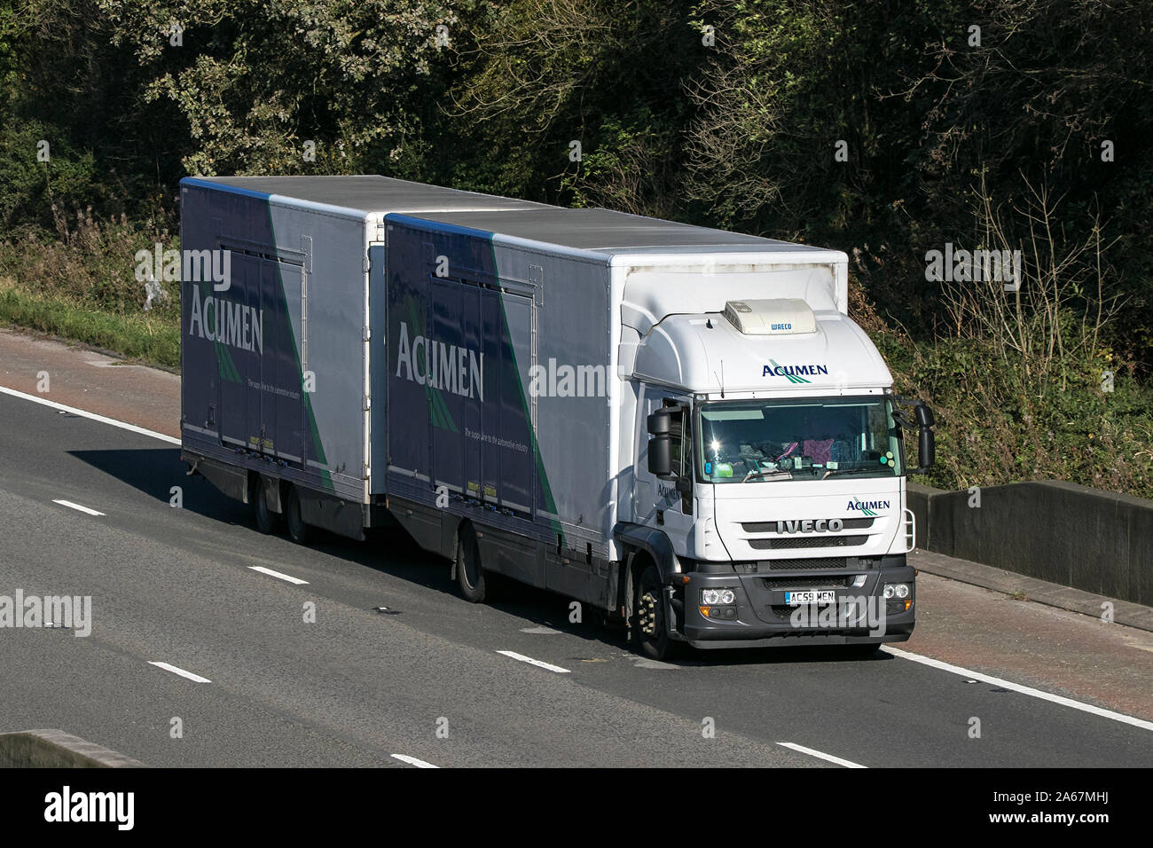 Un trasporto Acumen Iveco doppia semi rimorchio carrello Viaggiare sulla autostrada M6 vicino a Preston nel Lancashire, Regno Unito Foto Stock