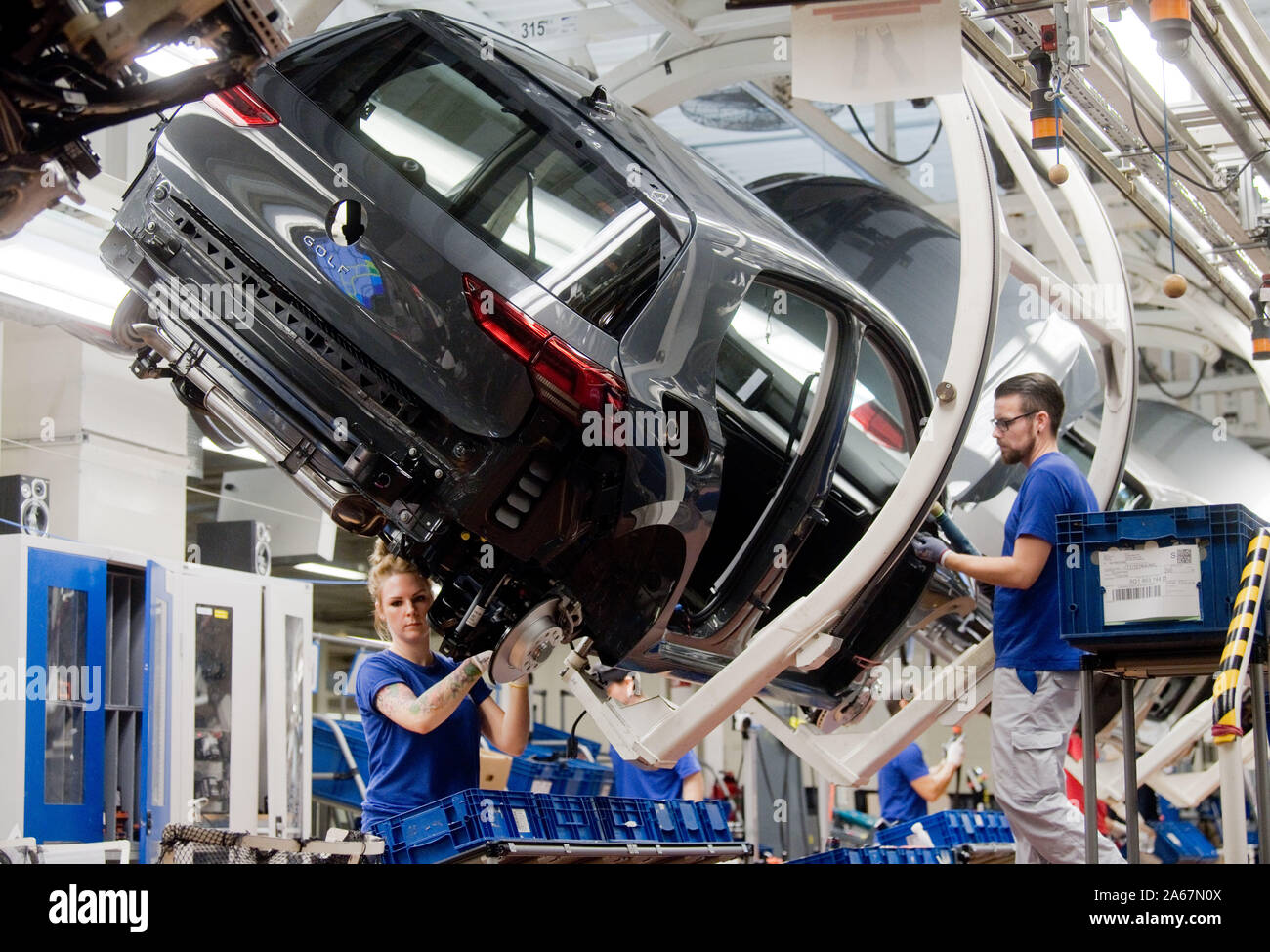 Wolfsburg, Germania. 24 ott 2019. I dipendenti sono al lavoro sulla nuova  Volkswagen Golf 8 su una linea di produzione presso l'impianto di VW.  Credito: Julian Stratenschulte/dpa/Alamy Live News Foto stock -