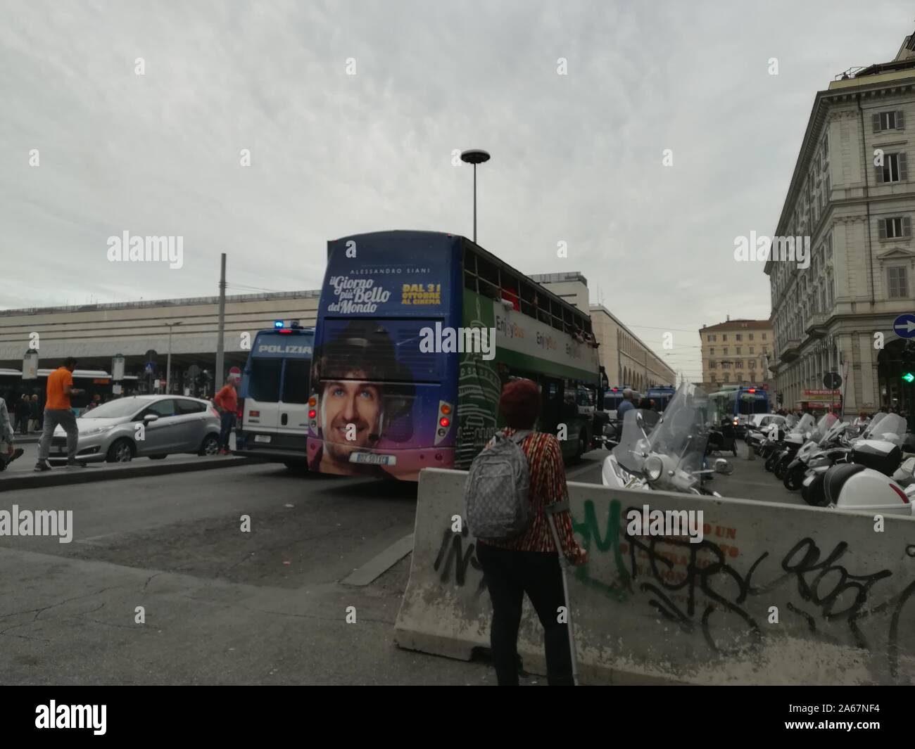 Roma, Italia - 24 Ottobre 2019: Borussia tifosi paralizzare il traffico di fronte alla stazione ferroviaria di Roma Termini Foto Stock