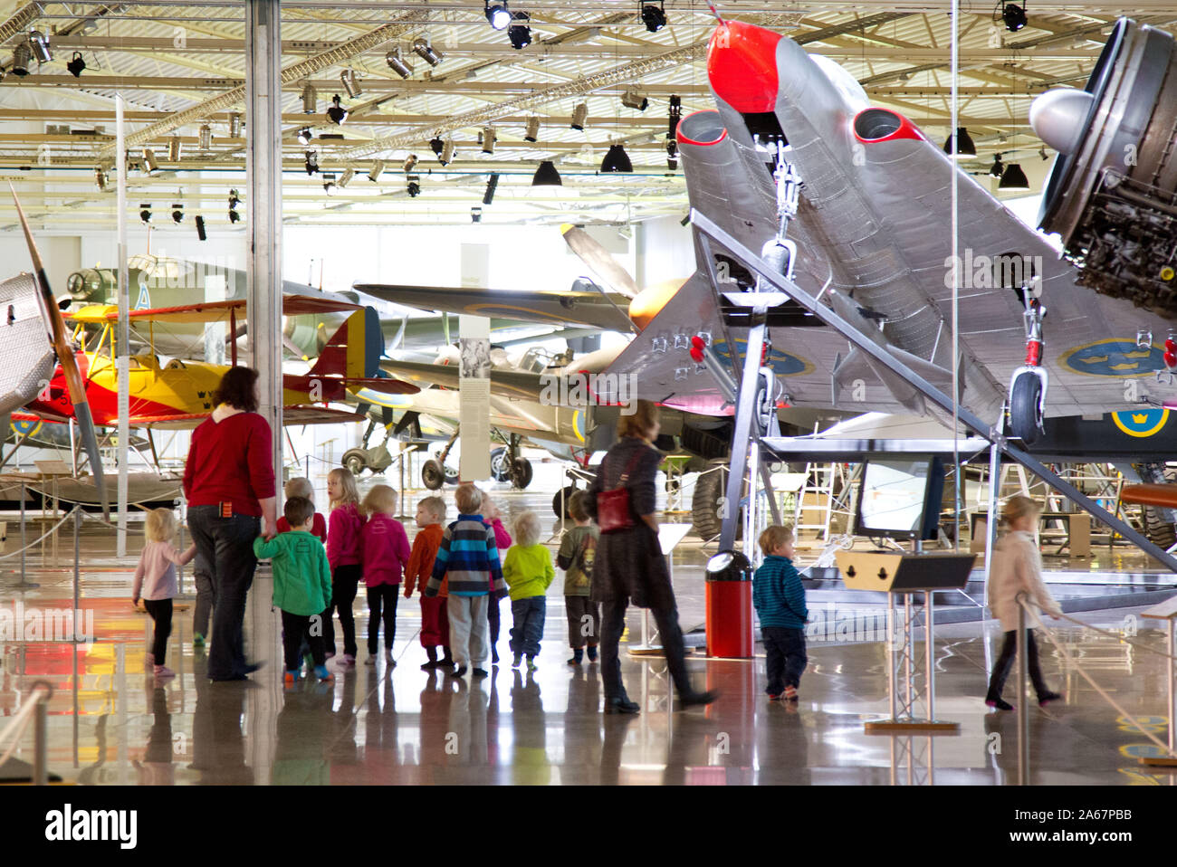 I visitatori della Air Force Museum, situato all'Malmen aerodromo militare in Malmslätt ad ovest di Linköping, sono una tecnologia e la storia culturale museo con mostre sullo sviluppo dell'aviazione militare dai primi del Novecento fino ad oggi.Photo Jeppe Gustafsson Foto Stock