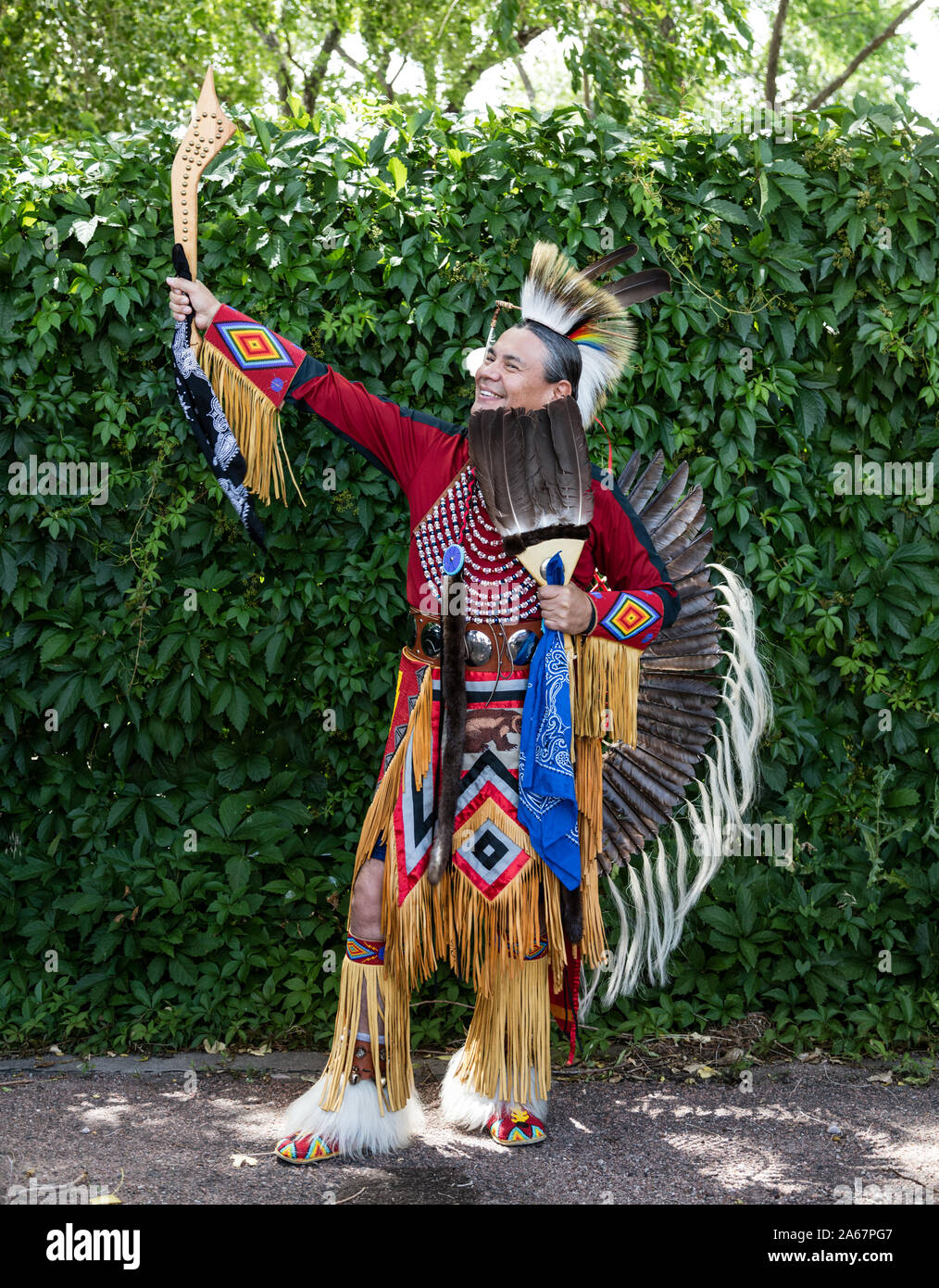 Sarà Yaska del Pueblo, Colorado, un Koyukon (un Alaska Athabaskan nativo di persone), è stata tra i partecipanti a Colorado Springs Native American Inter-Tribal Powwow festival e in quella centrale della città di Colorado Foto Stock