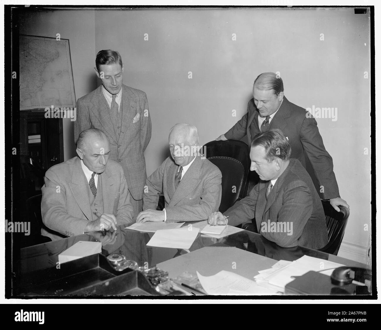 Rappresenteranno GLI STATI UNITI a nove trattato di potenza conferenza a Bruxelles. Washington, 18 ottobre. Negli Stati Uniti i delegati alla Conferenza del Trattato Nine-Power firmatari [...] Bruxelles hanno tenuto la loro prima riunione a livello di stato [...] oggi a discutere accordi preliminari. Nella foto, da sinistra a destra: (Seduto) Stanley [...], Advisor; Norman Davis, Amministratore Delegato; [...] P. Moffatt, Advisor. In piedi da sinistra a destra: [...] E. Bohlen, Segretario; e Robert T. Pell, [...] responsabile delle relazioni, 10/18/37 Foto Stock