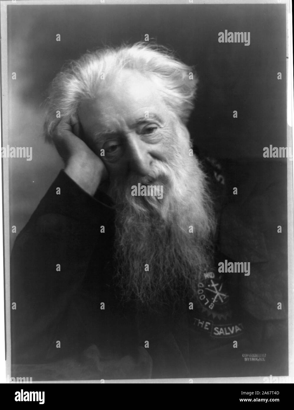 William Booth, mezza lunghezza verticale, rivolto verso la parte anteriore; la testa appoggiata sulla mano destra; indossare l Esercito della Salvezza uniforme Foto Stock