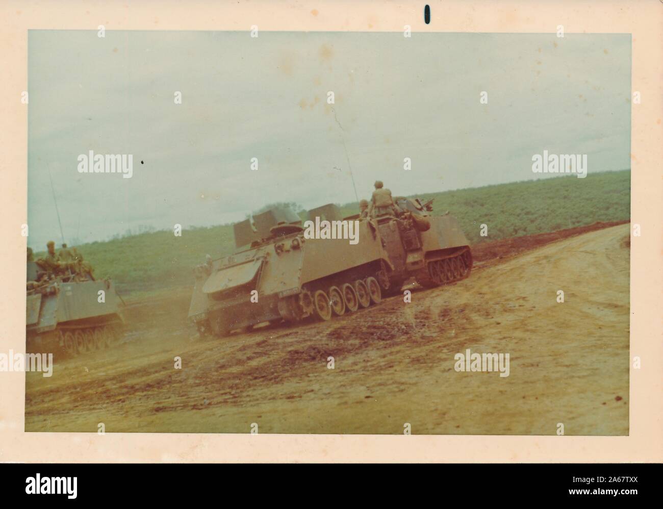 Durante la guerra del Vietnam, 1970, i soldati guidano un vettore di personale armato di M113 attraverso la giungla in Vietnam. () Foto Stock
