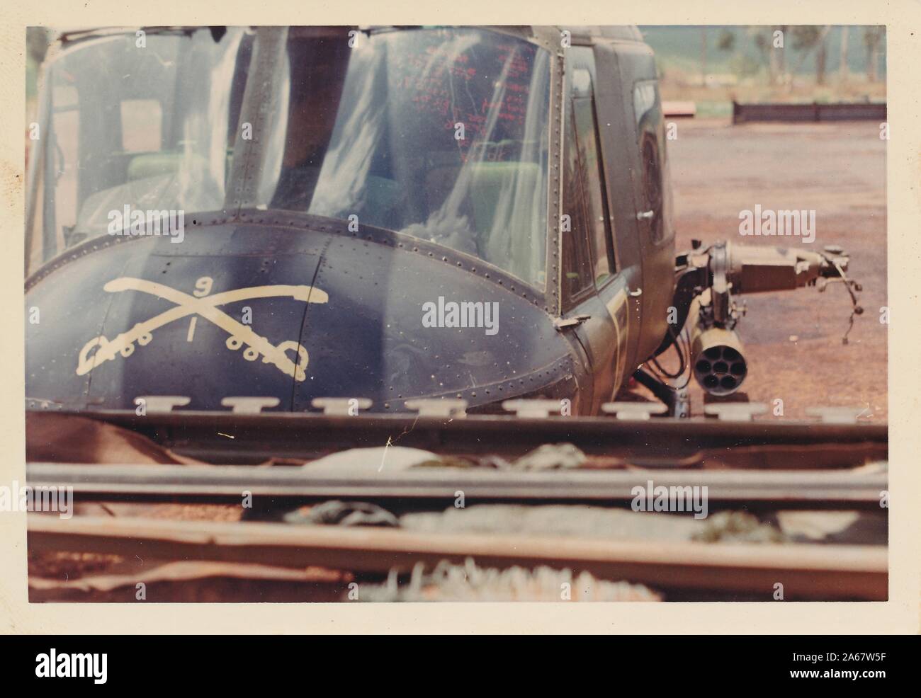 Primo piano di armamenti e decorazione di due spade incrociate su un elicottero Bell Uh-1 Iroquois (Huey) nella giungla in Vietnam durante la guerra del Vietnam, 1975. () Foto Stock