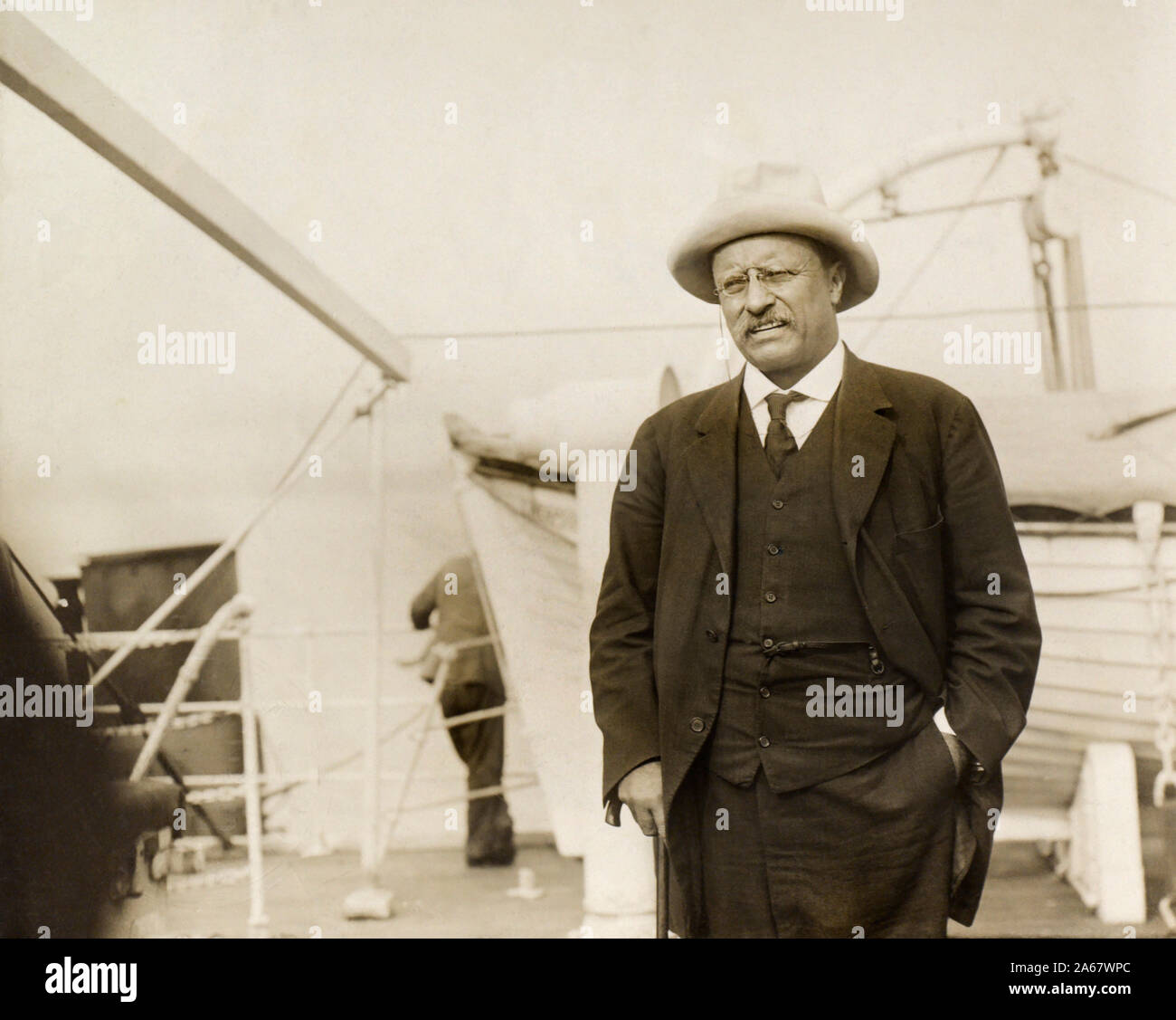 Lunghezza Three-Quarter Ritratto di ex U.S. Presidente Theodore Roosevelt sulla S.S. Aiden tornando a New York da Roosevelt-Rondon spedizione scientifica in Sud America, 1914 Foto Stock