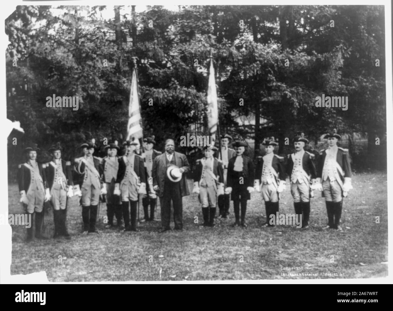 William H. Taft in piedi all'aperto con dodici uomini in guerra rivoluzionaria uniformi Foto Stock