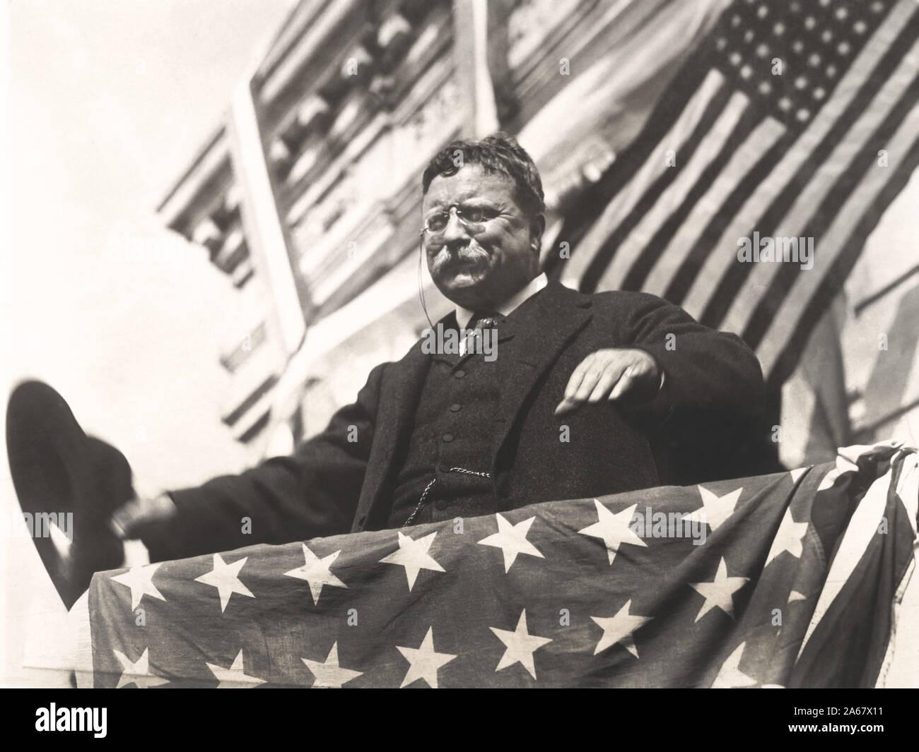 Theodore Roosevelt su una bandiera-drappeggiato piattaforma, con il cappello in mano durante il suo tour attraverso il New Jersey prima del Partito Progressista Convenzione, Settembre 1912 Foto Stock