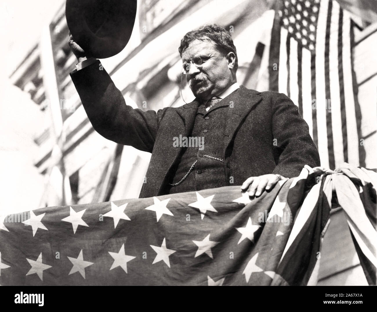 Theodore Roosevelt su una bandiera-drappeggiato piattaforma, agitando il suo cappello durante il suo tour attraverso il New Jersey prima del Partito Progressista Convenzione, Settembre 1912 Foto Stock