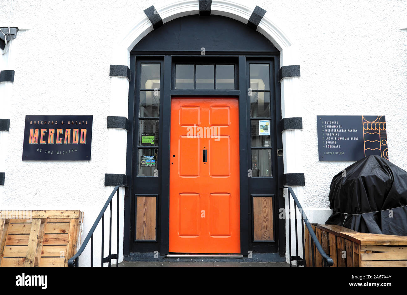 Arancione e nero porta anteriore ingresso al Mercado dalla Midland macellai e Bocata specialità alimentari, wine store in Beaumaris Wales UK KATHY DEWITT Foto Stock
