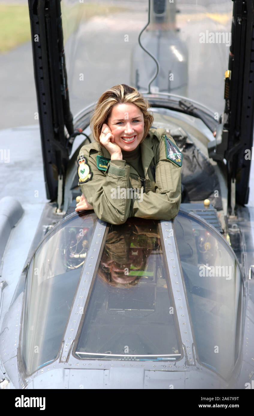 L'attrice e cantante Claire Sweeney vola nella RAF Fairford, Gloucestershire oggi ( 18/7/02 ) in una GR4 Tornado volato da Wing Commander Derek Watson per aprire il Royal International Air Tattoo alla base. Nel corso dei prossimi dodici mesi, le forze nuove Sweetheart sarà anche intrattenere le truppe lontano da casa dal Kosovo in Medio Oriente. 18/7/02. Foto Stock