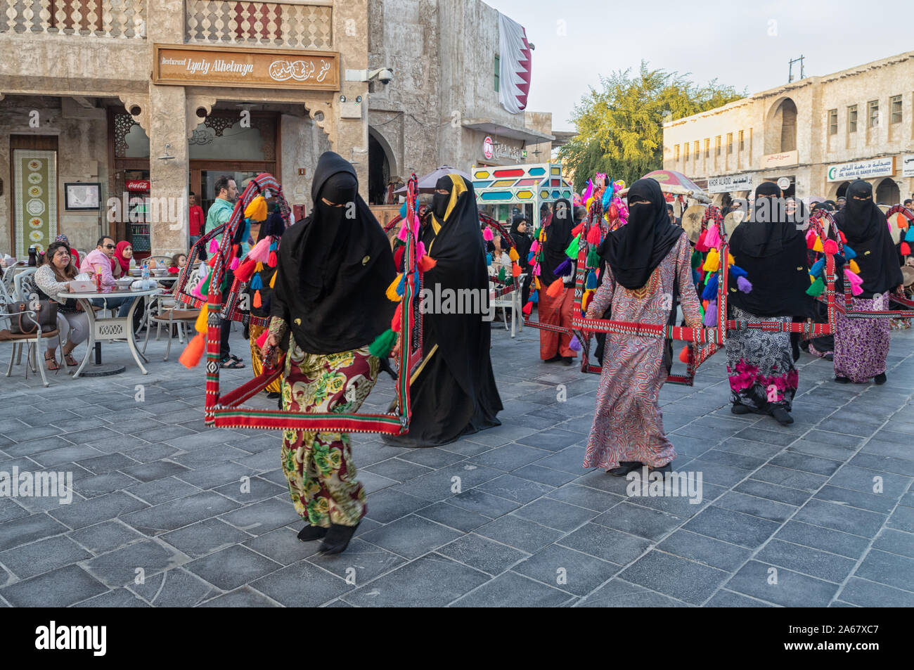 Doha, Qatar-January 4, 2019: tradizionale arabo ladies dancing in Souk Waqif vista diurna Foto Stock