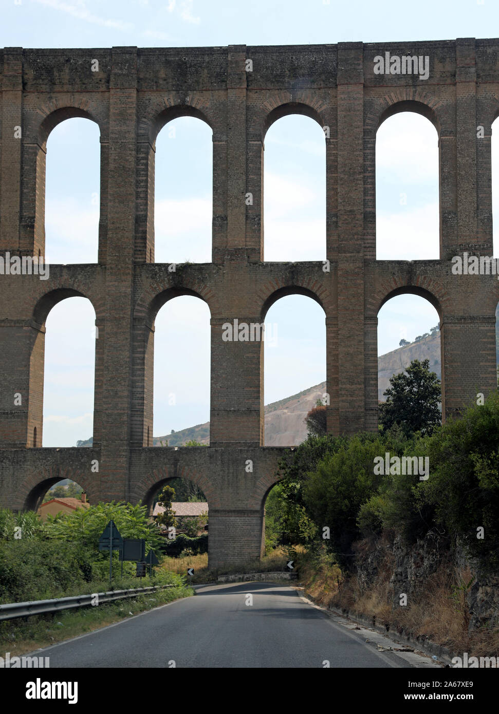 Grandi archi di un antico acquedotto chiamato Carolino vicino a Caserta città nel Sud Italia Foto Stock