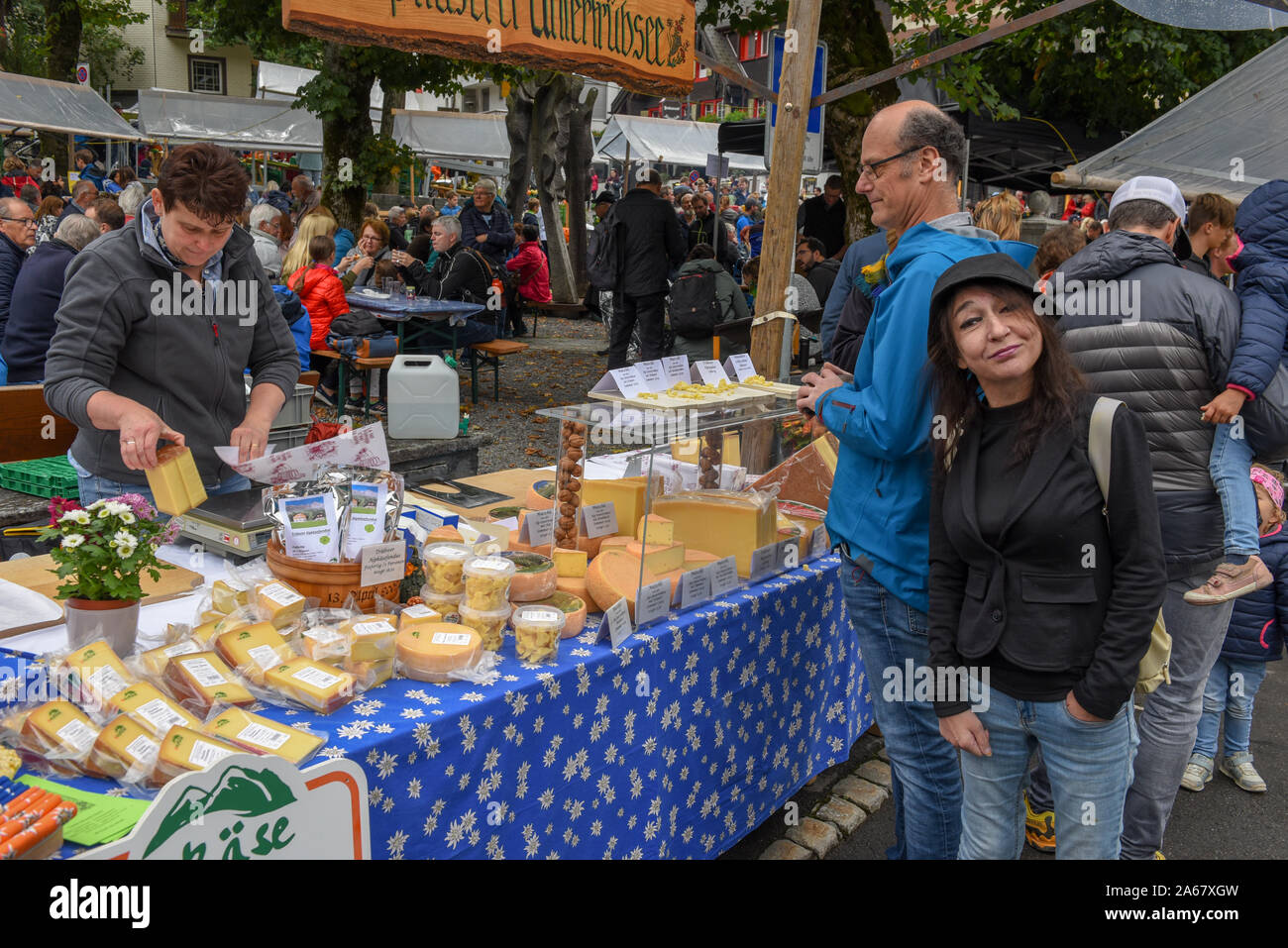 Engelberg, Svizzera - 26 Settembre 2015: formaggio venditore al mercato d'autunno a Engelberg sulle alpi svizzere Foto Stock