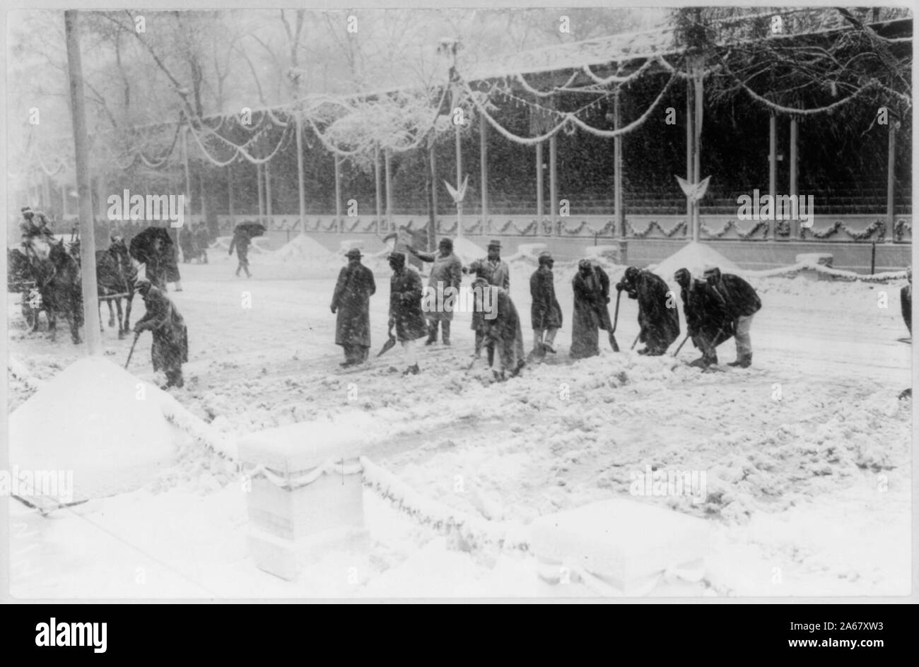 William Howard Taft, 1857-1930; operai la rimozione di neve nella parte anteriore del riesame di stare a casa bianca il giorno dell'inaugurazione, il 4 marzo 1909 Foto Stock