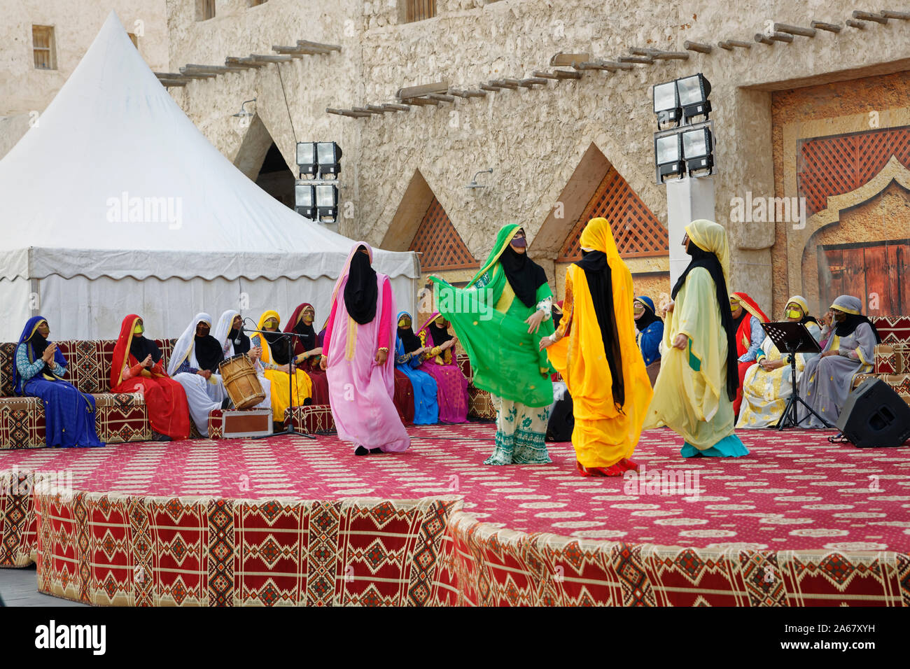 Doha, Qatar-January 20, 2017: tradizionale danza araba dal Signore nel Souk Waqif vista diurna Foto Stock