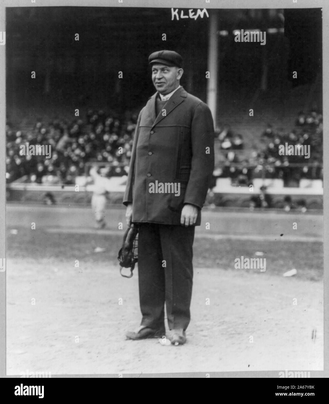 William J. Klem, baseball arbitro, ritratto a figura intera, in piedi, rivolto verso sinistra Foto Stock