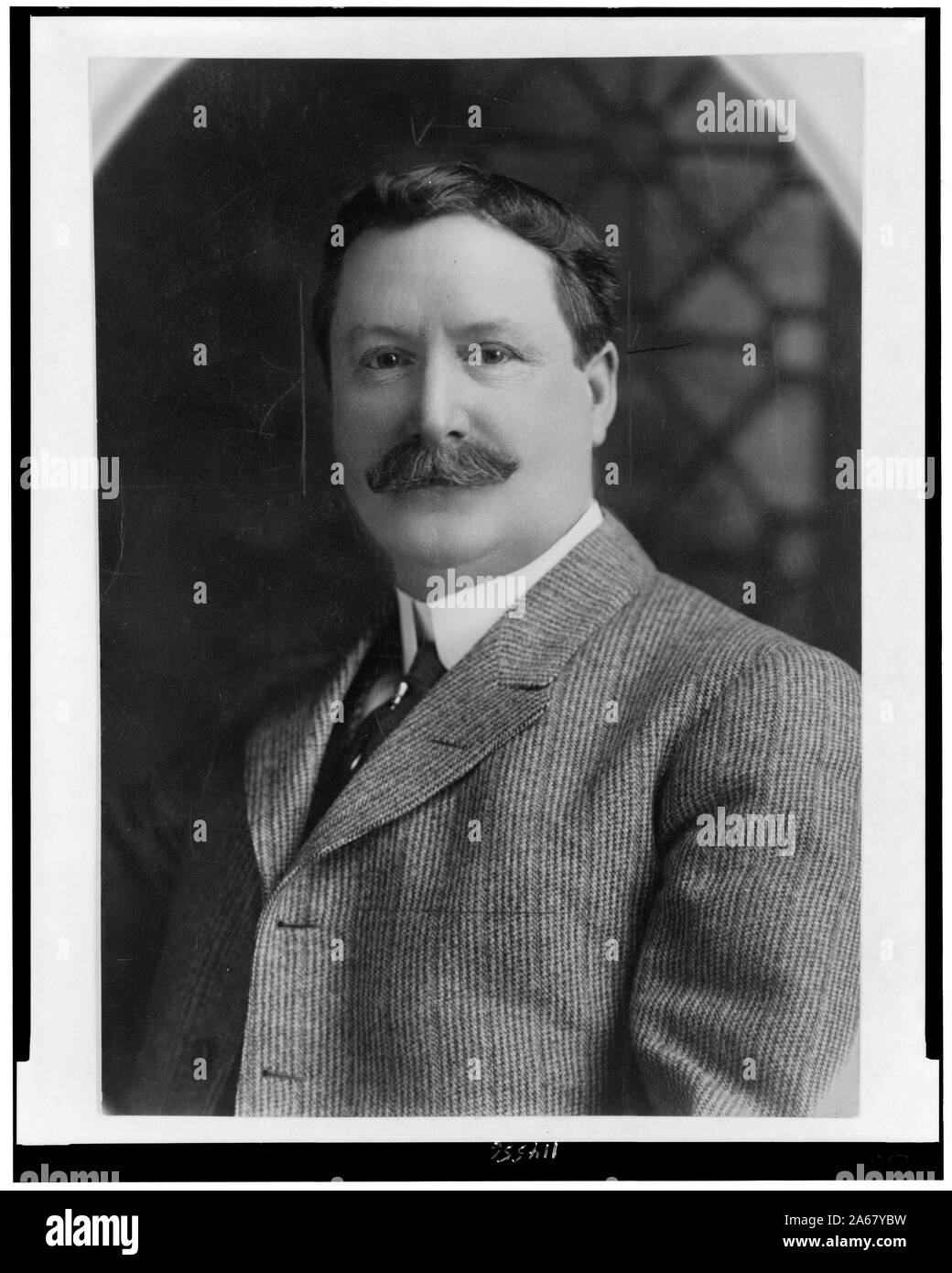 William J. Burns, testa e spalle ritratto, rivolto leggermente verso sinistra Foto Stock