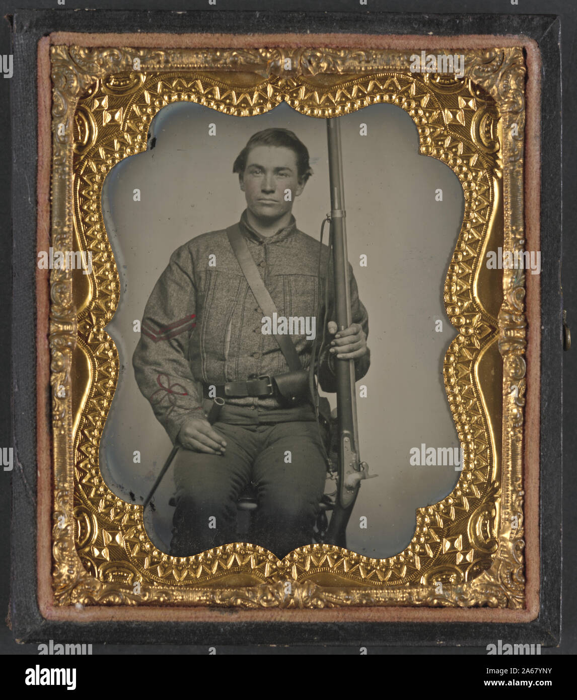 William Jenkins, North Carolina soldato, in artiglieria uniforme con percussioni moschetto convertito da un moschetto flintlock Foto Stock