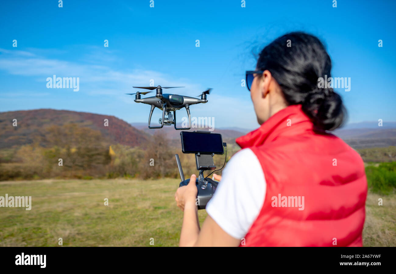 La donna controlla drone. Foto Stock