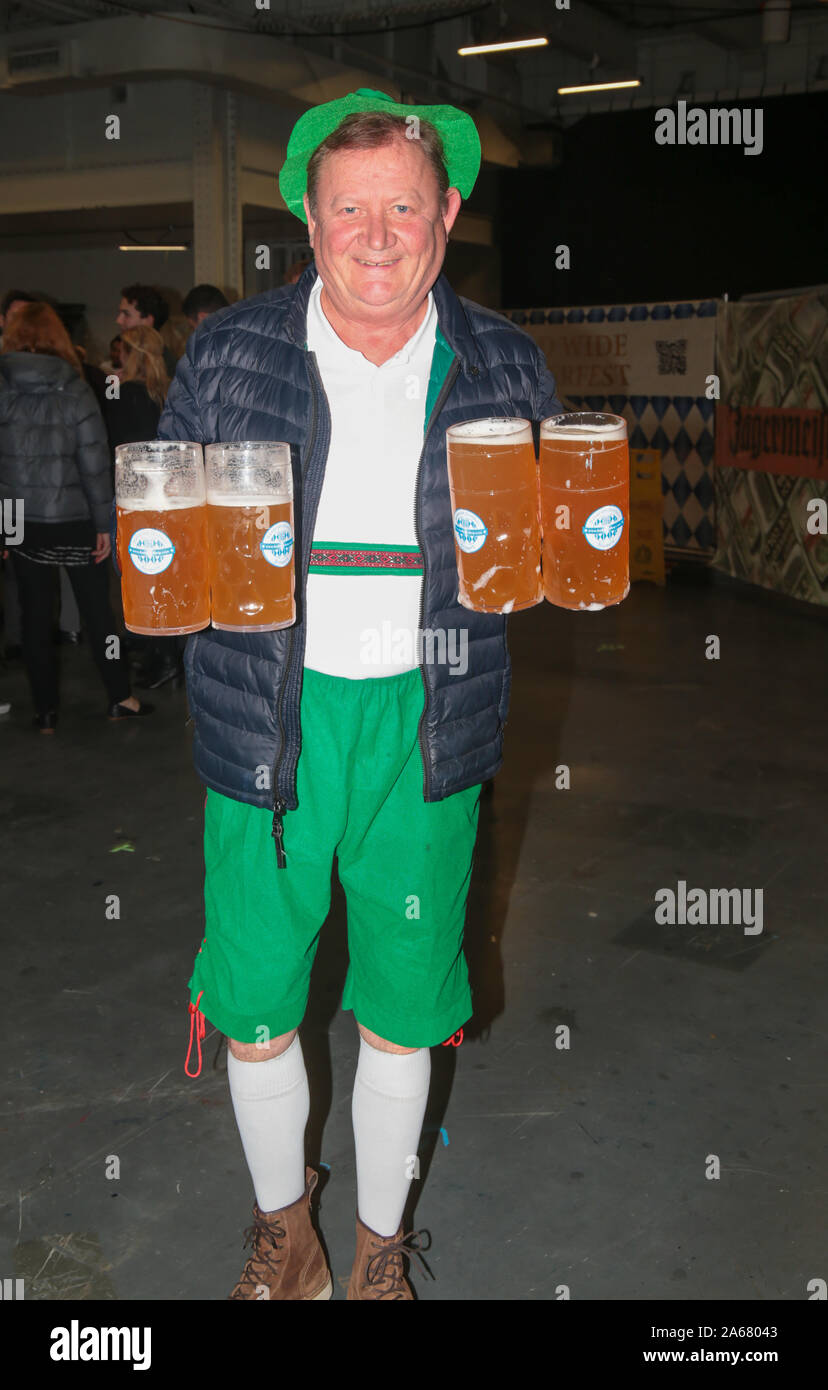 Londra, Regno Unito. 24 ott 2019. La più grande festa della birra a Londra arriva al London Olympia, centinaia di persone sono arrivati per il luogo per godere Steins della birra bavarese, cantare mentre godendo Ompha-Ompha musica, un bratwurst e visto il cameriere e camerieri sono vestiti in Dirndl e lederhosen, una buona notte per tutti coloro che vengono a godere di Londra Oktoberfest con un suggerimento di halloween per essa . Credito: Paolo Quezada-Neiman/Alamy Live News Foto Stock