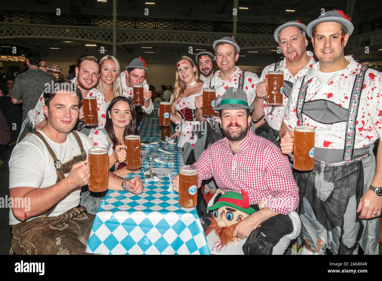 Londra, Regno Unito. 24 ott 2019. La più grande festa della birra a Londra arriva al London Olympia, centinaia di persone sono arrivati per il luogo per godere Steins della birra bavarese, cantare mentre godendo Ompha-Ompha musica, un bratwurst e visto il cameriere e camerieri sono vestiti in Dirndl e lederhosen, una buona notte per tutti coloro che vengono a godere di Londra Oktoberfest con un suggerimento di halloween per essa . Credito: Paolo Quezada-Neiman/Alamy Live News Foto Stock