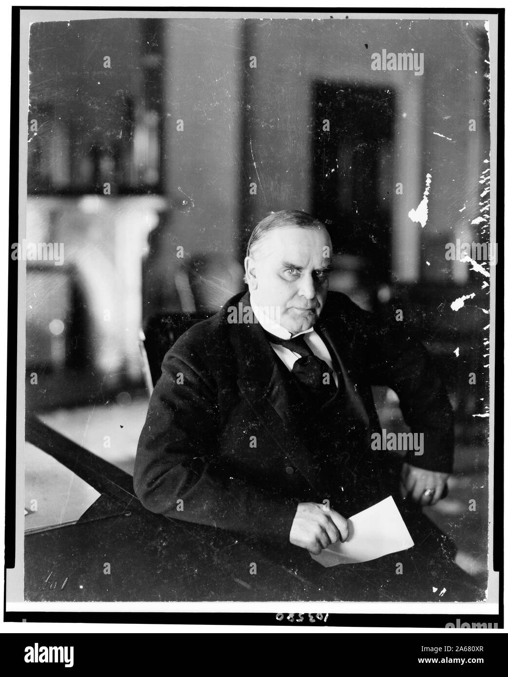 William McKinley, mezza lunghezza ritratto, seduto alla scrivania, rivolto verso destra Foto Stock