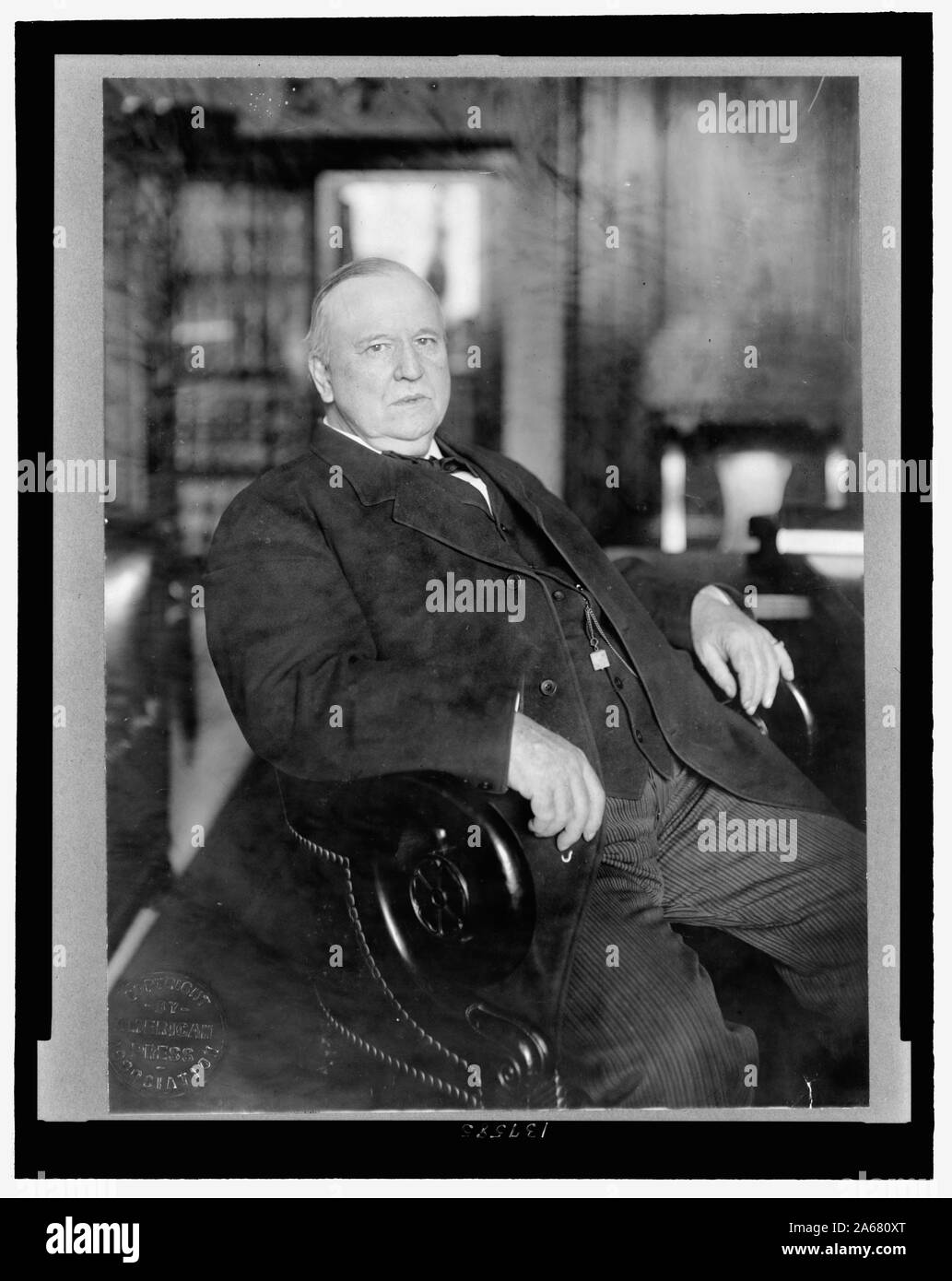 William O. Bradley, Senatore e Govenor del Kentucky, tre quarti di lunghezza verticale, seduto Foto Stock