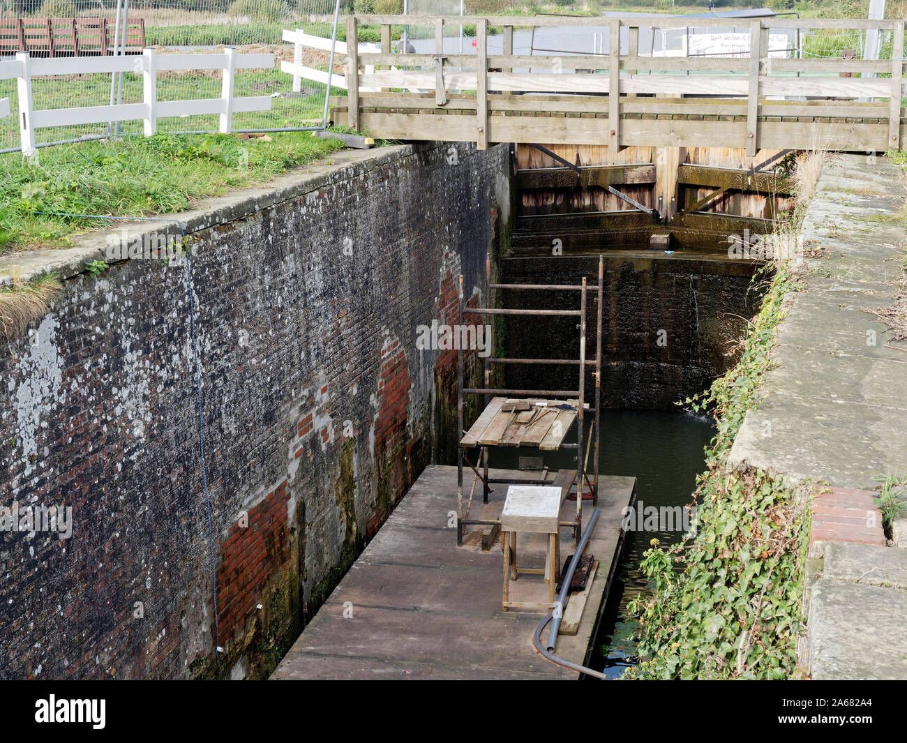 Riparazione e restauro di Ebridge Lock sulla North Walsham & Dilham Canal, Norfolk. Nuova top cancelli sono già; riparazioni in muratura continua. Foto Stock