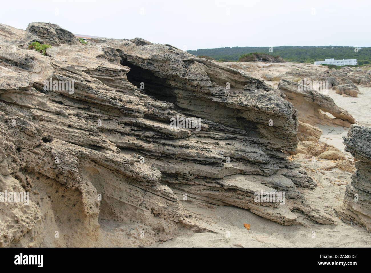 Segni di erosione, rocce presso la spiaggia di Playa Migjorn Formentera Foto Stock