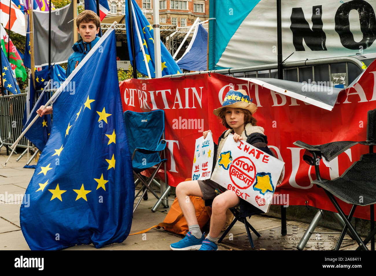 Londra, Regno Unito, ottobre 2019.Memeber della pressa di scattare le foto del bambino con anti-Brexit poster. Foto Stock