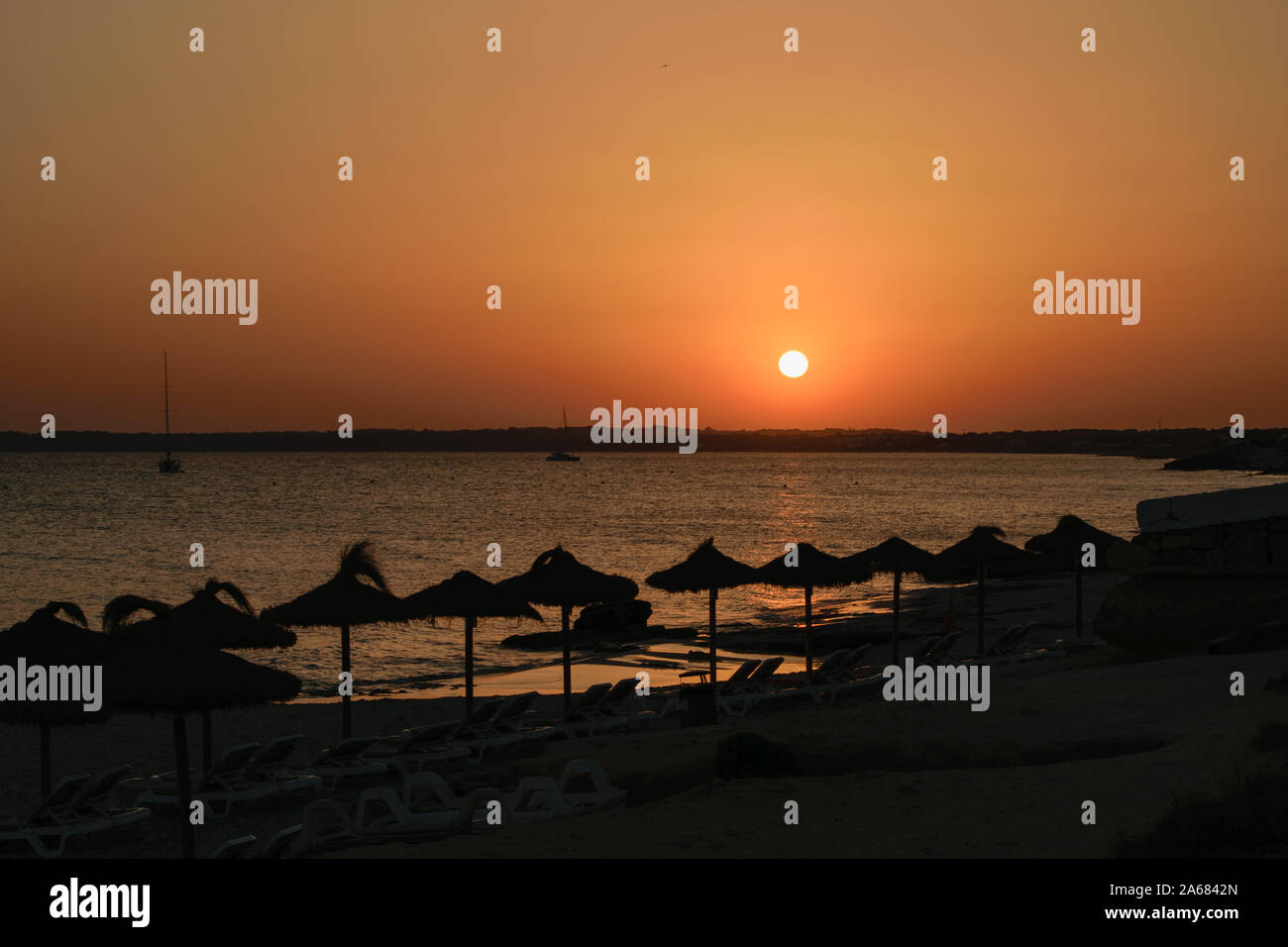 Tramonto a Playa Migjorn, Formentera, nella distanza Cap de Barbaria Foto Stock