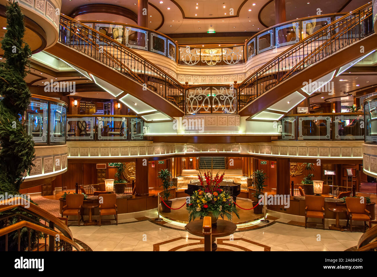 L'interno MS Queen Victoria è una vista-class nave da crociera azionato dalla Cunard Line. Foto Stock