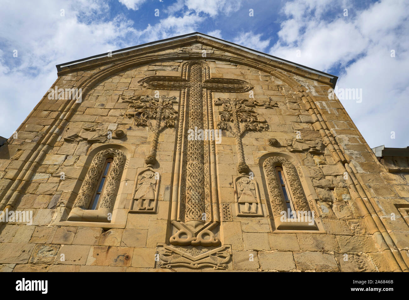 Georgia e Caucaso: Ananuri Castle - Facciata chiesa con croce di uva-legno Foto Stock