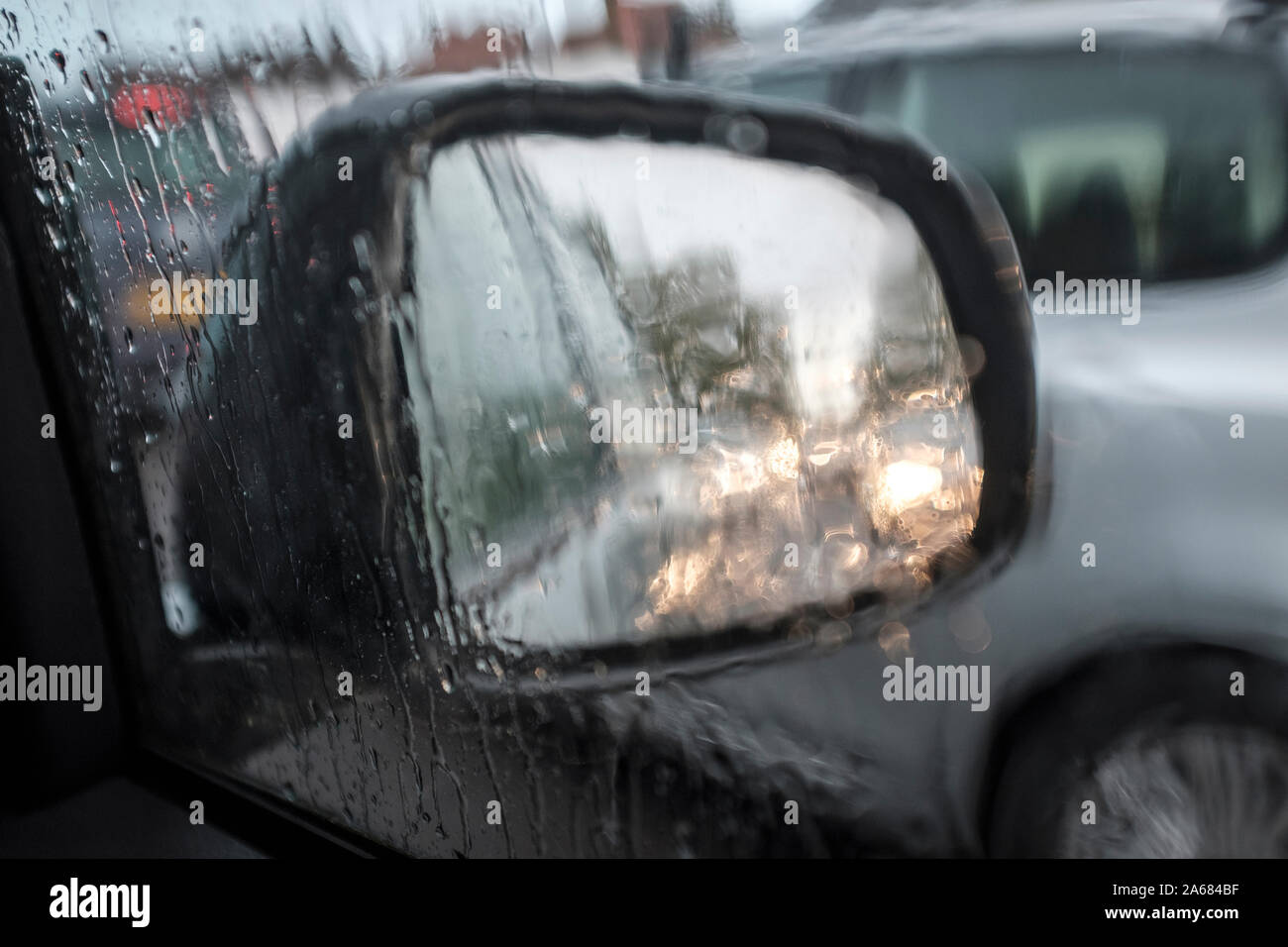 La guida sotto la pioggia, specchio retrovisore esterno visibilità limitata .UK Foto Stock