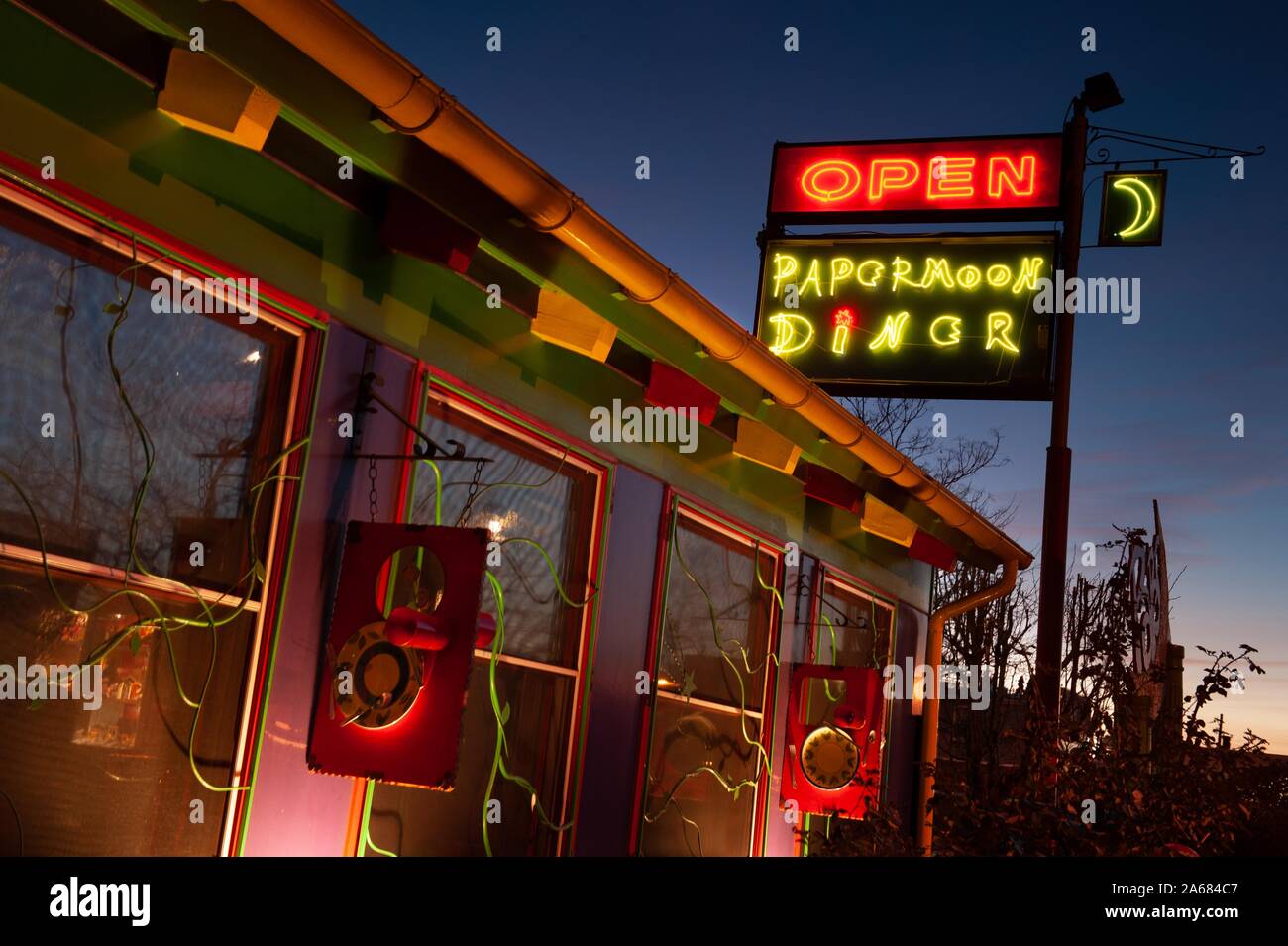 Notte a basso angolo di un segno al neon al di fuori del colorato esterno del Papermoon Diner, Baltimore, Maryland, 8 gennaio 2008. Dalla Homewood Photography Collection. () Foto Stock