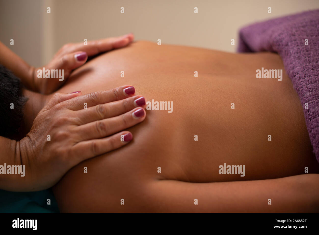 Bambino con il trattamento chiropratico Foto Stock