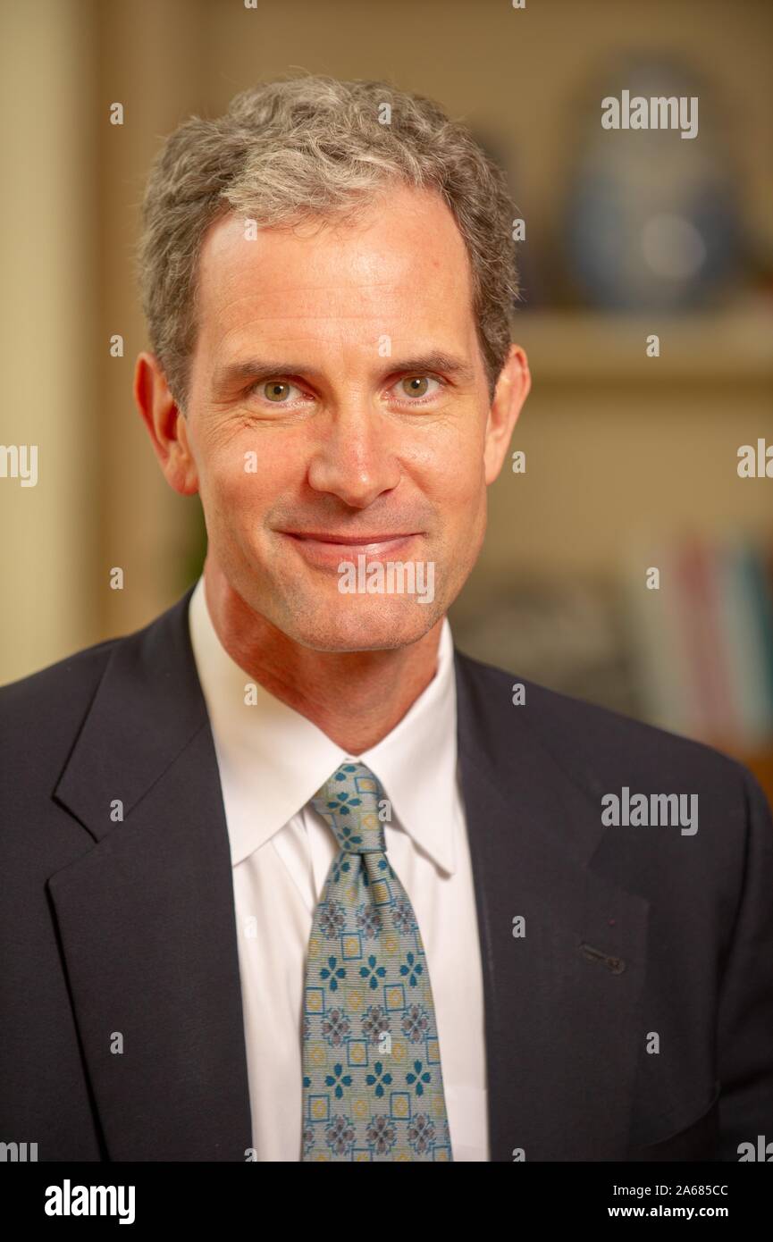 Attendere fino ritratto di decano di ammissioni Giovanni Latting sull'Homewood Campus della Johns Hopkins University di Baltimore, Maryland, 14 luglio 2010. Dall'Homewood raccolta di fotografie. () Foto Stock