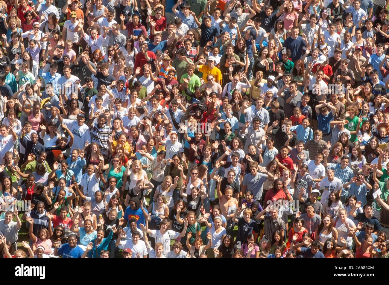 Vista panoramica, in una giornata di sole, di una folla di matricola gli studenti in piedi vicino insieme e agitando la fotocamera durante un collegio settimana di orientamento evento, presso la Johns Hopkins University, Baltimora, Maryland, 4 settembre 2006. Dall'Homewood raccolta di fotografie. () Foto Stock
