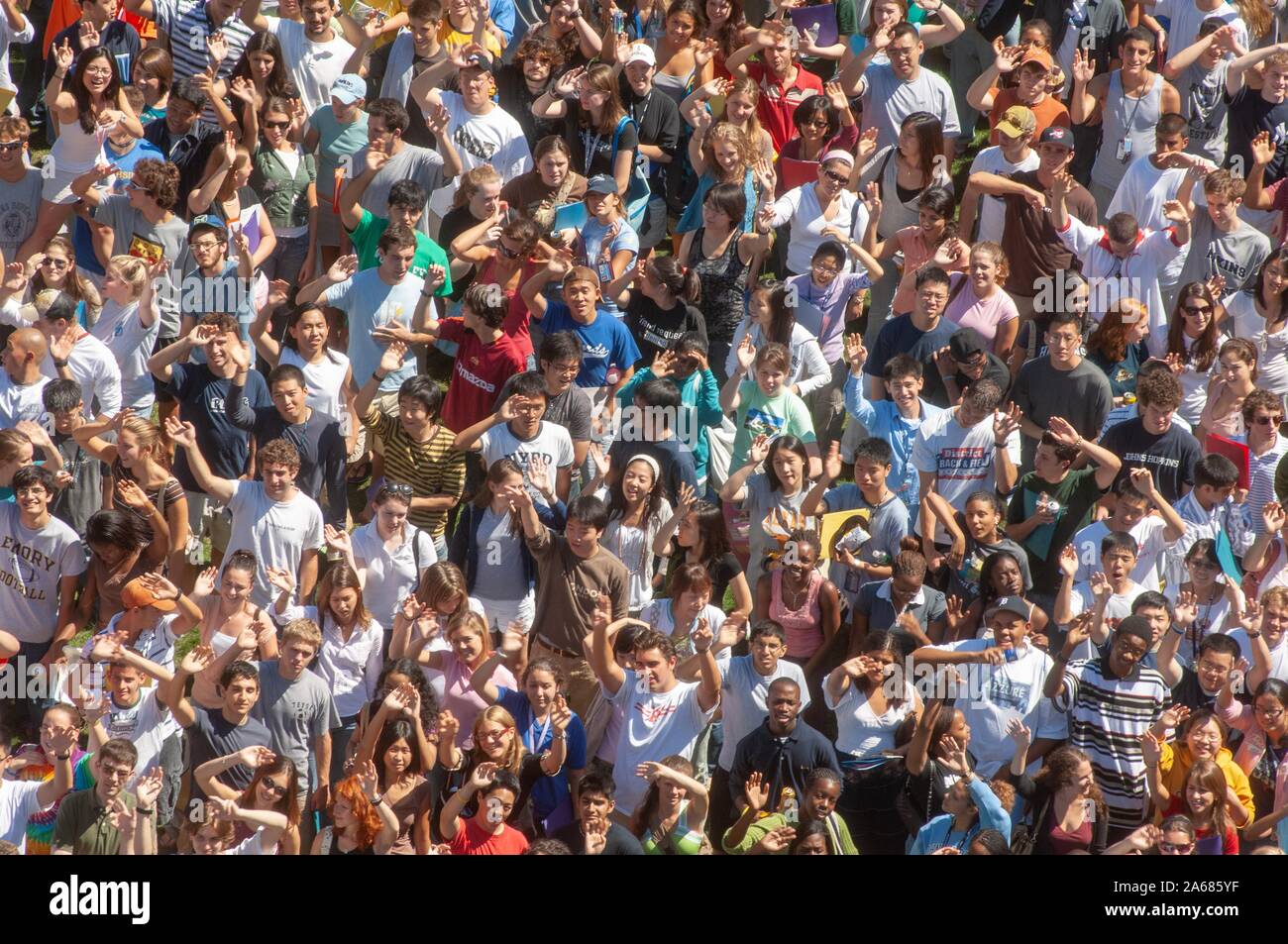 Vista panoramica, in una giornata di sole, di una folla di matricola gli studenti in piedi vicino insieme e agitando la fotocamera durante un collegio settimana di orientamento evento, presso la Johns Hopkins University, Baltimora, Maryland, 4 settembre 2006. Dall'Homewood raccolta di fotografie. () Foto Stock